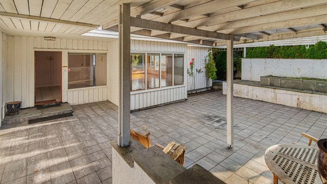 Det overbygde inngangspartiet gir en tørrskodd og lun uteplass.