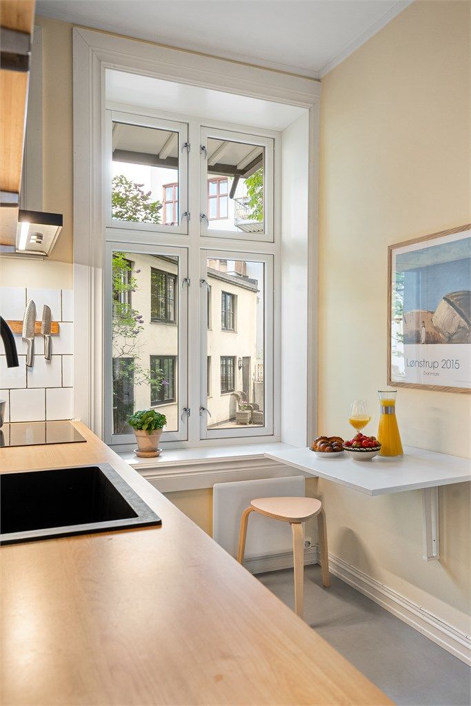 Praktisk vegghengt bord som kan brukes til både spisebord og benk.