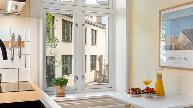 Praktisk vegghengt bord som kan brukes til både spisebord og benk.