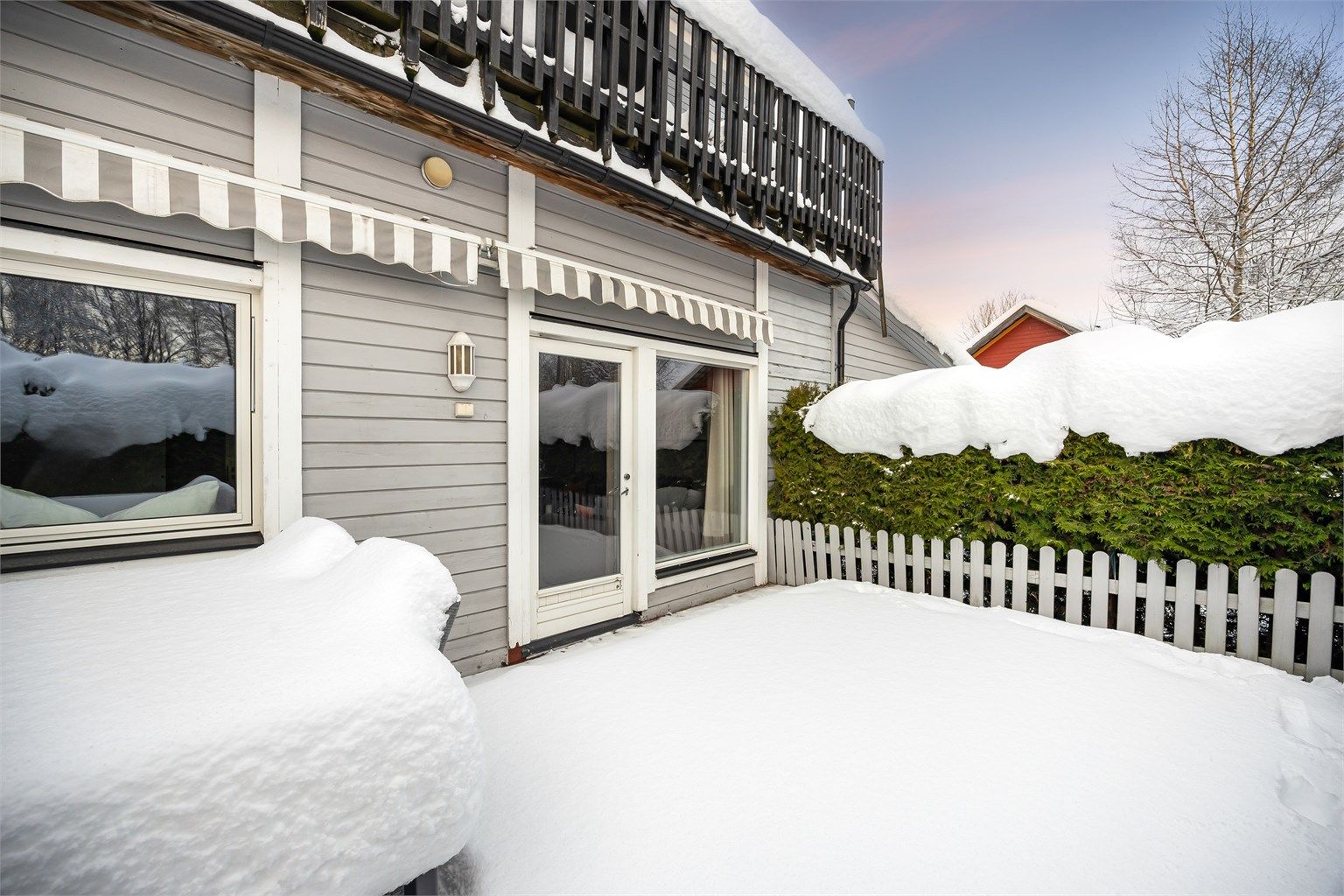 Terrassen er godt skjermet med hekk og levegger