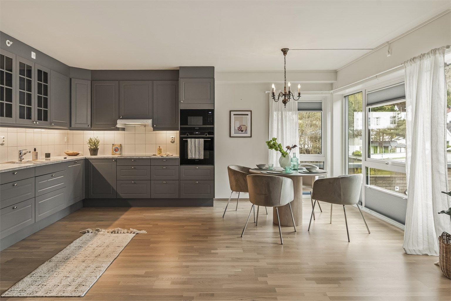 Kjøkken ligger i åpen løsning mot stuen og har rikelig med plass til spisebord.