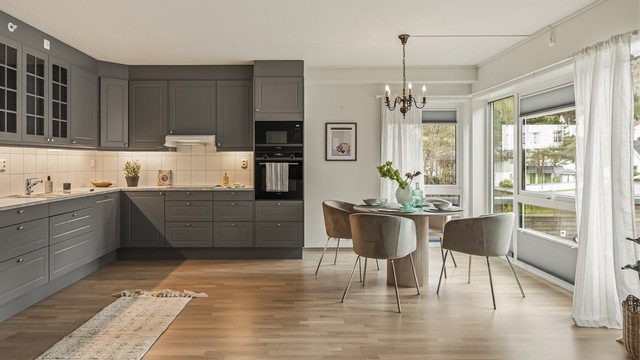 Kjøkken ligger i åpen løsning mot stuen og har rikelig med plass til spisebord.