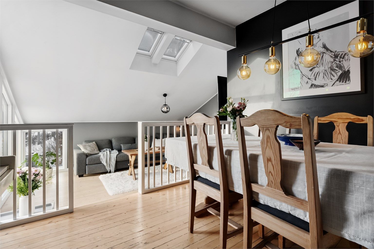 Takvinduer fra 2012 i stuen gir rikelig med naturlig lys og en god romfølelse.