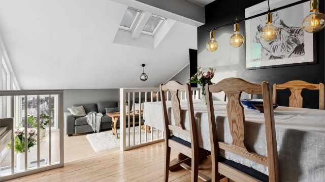 Takvinduer fra 2012 i stuen gir rikelig med naturlig lys og en god romfølelse.