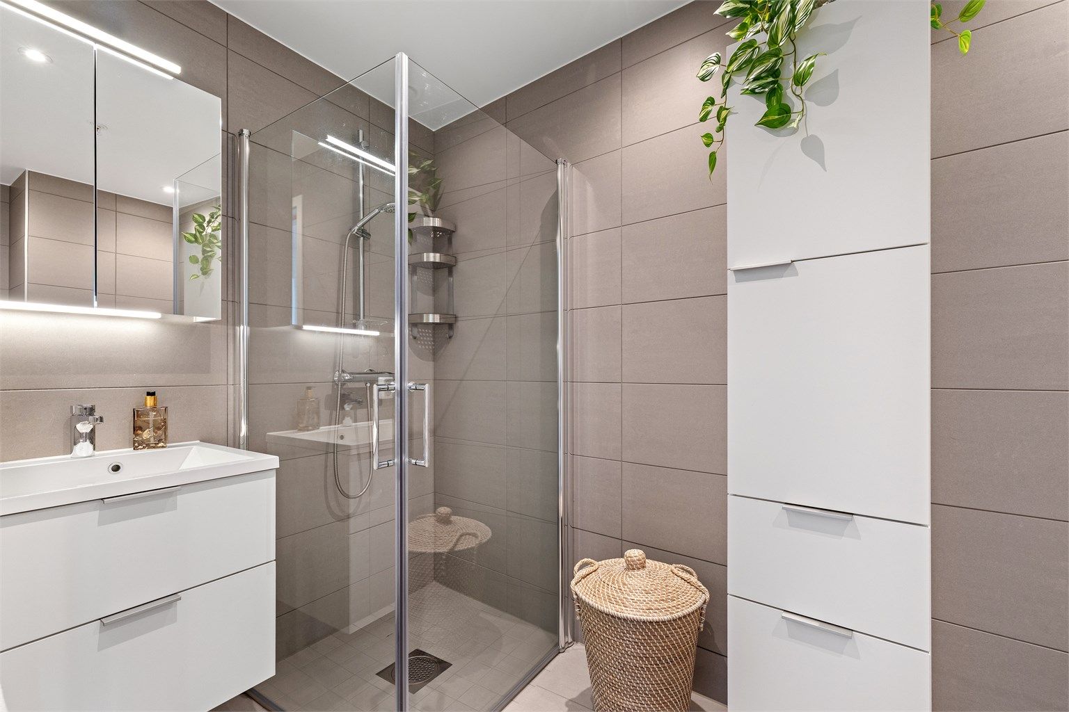 Delikat, flislagt bad med Sigdal innredning, varmekabler i gulvet for økt komfort.