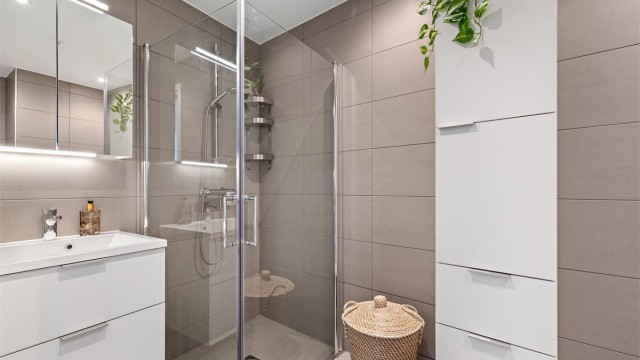 Delikat, flislagt bad med Sigdal innredning, varmekabler i gulvet for økt komfort.