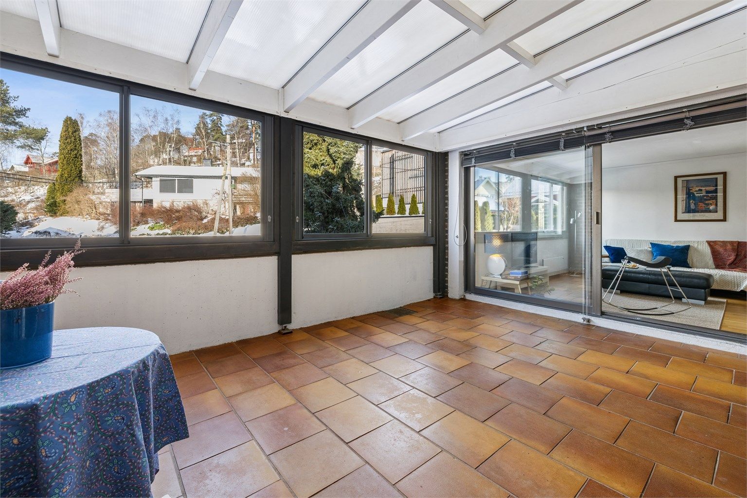 Den innglassede terrassen har nylig innsatte vinduer og fungerer som et ekstra rom store deler av året.