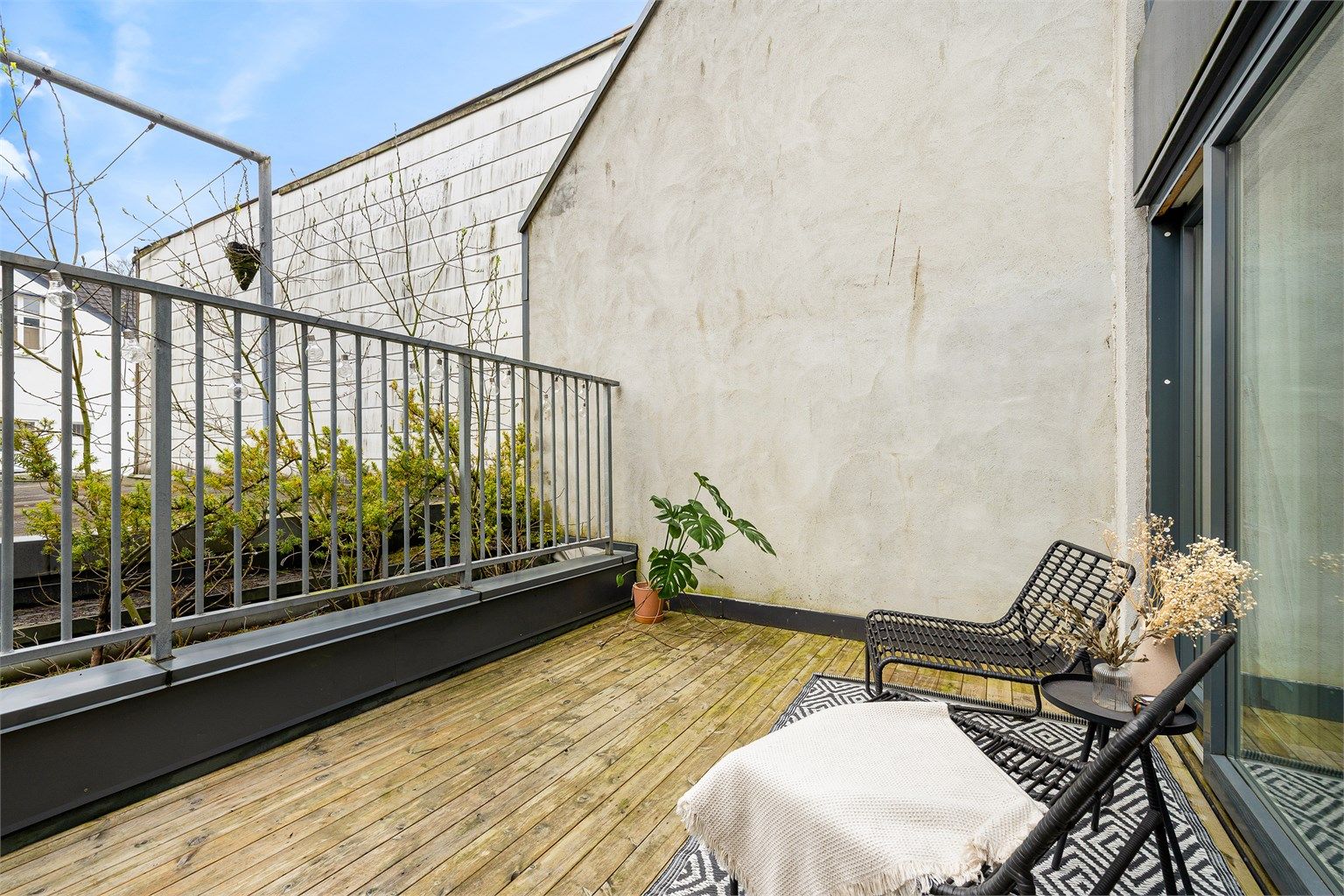 Leiligheten er blant få i bygget som har egen terrasse. 