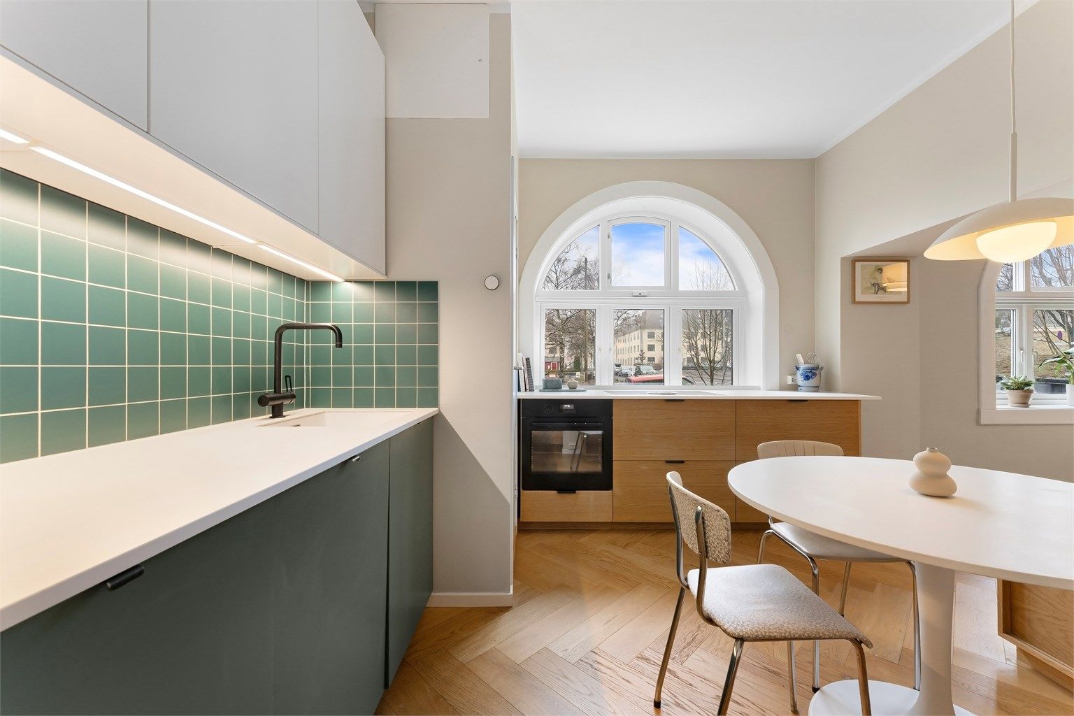 Leiligheten byr på pene og behandlede overflater, lekker fiskebensparkett, kjøkken fra 2019 og baderom fra 2013