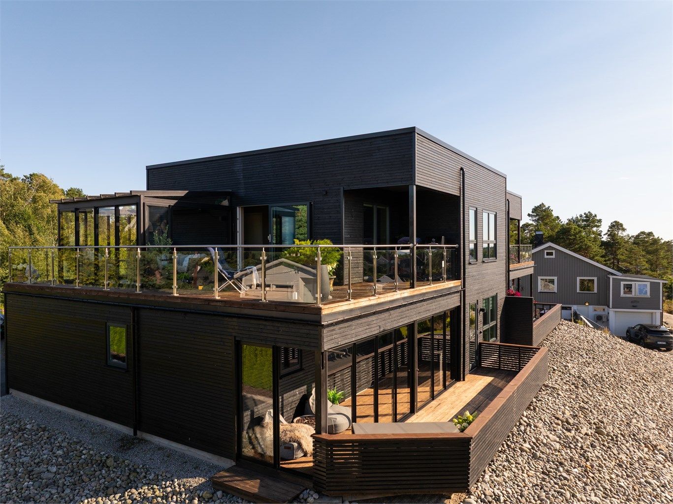 Terrasse og altan på til sammen nesten 80 kvm. er blant boligens kanskje fremste kvaliteter.