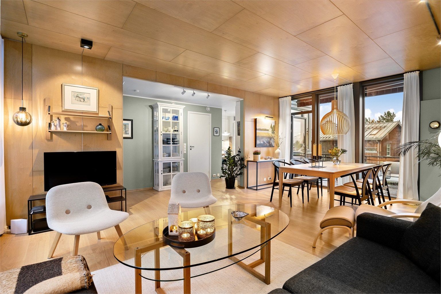 Funkisinspirert rekkehus fra 2003 med vannbåren gulvvarme, 3 soverom og 2 bad