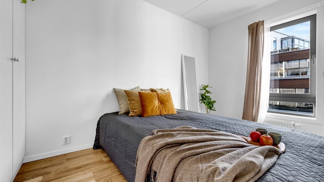 Rikelig med garderobeplass i medfølgende garderobeskap. For ytterligere lagringsplass disponerer leiligheten en kjellerbod.