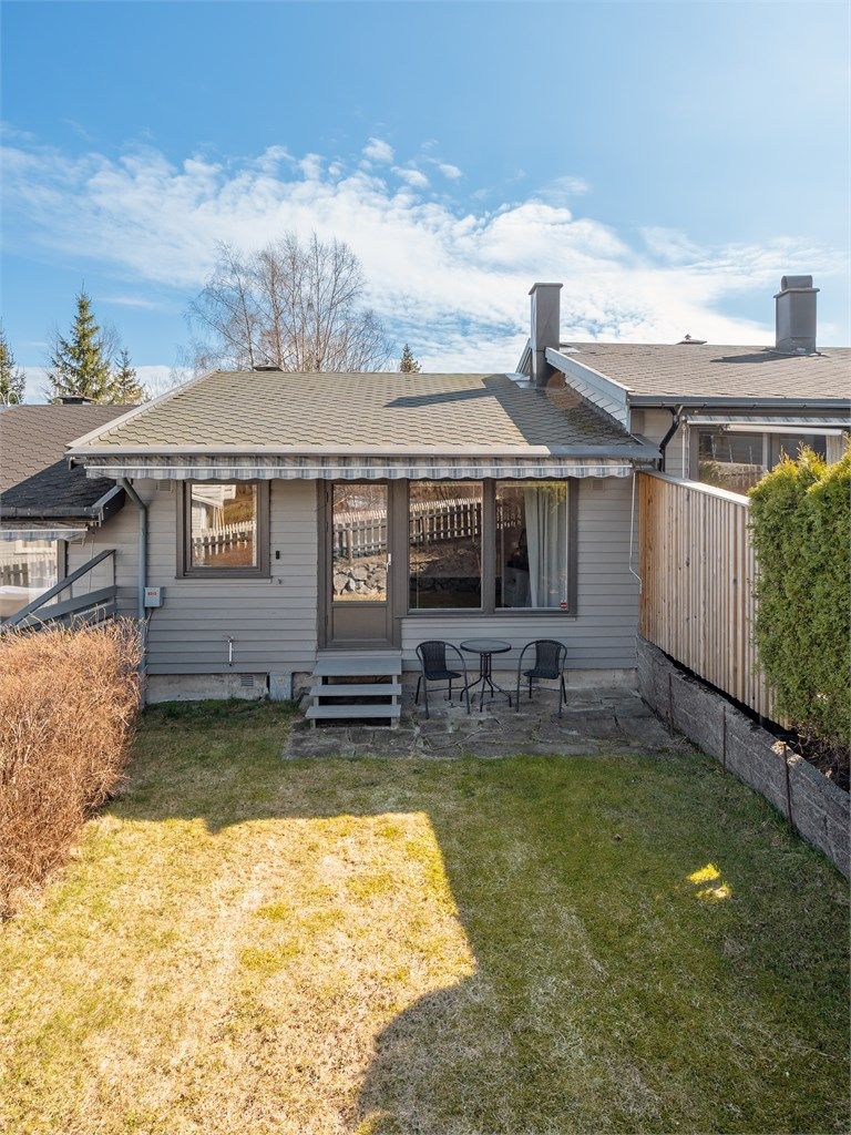 Hagen og uteplassen har gode solforhold fra ettermiddagen.