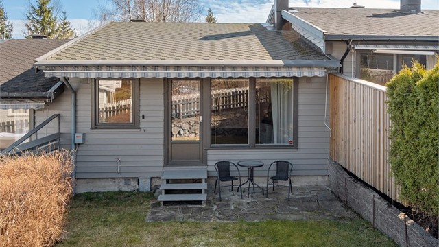 Hagen og uteplassen har gode solforhold fra ettermiddagen.