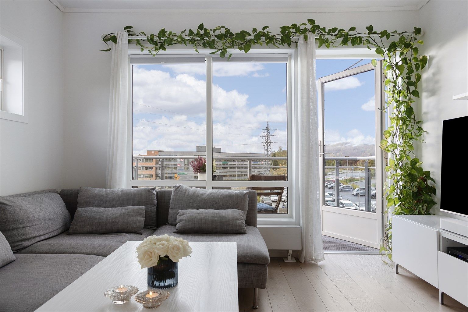 Stuen har store vindusflater som slipper inn rikelig med dagslys.