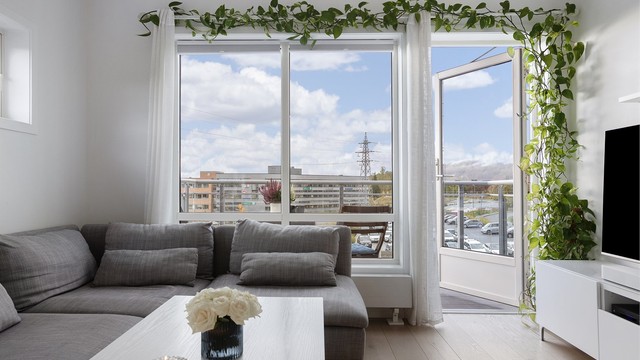 Stuen har store vindusflater som slipper inn rikelig med dagslys.