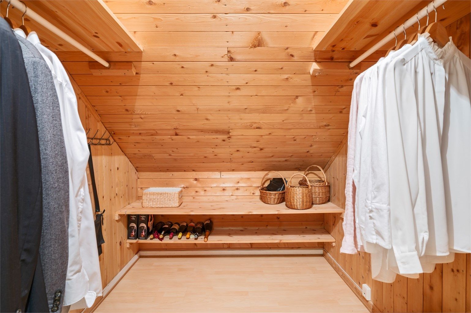 Praktisk bod innredet som walk-in. 