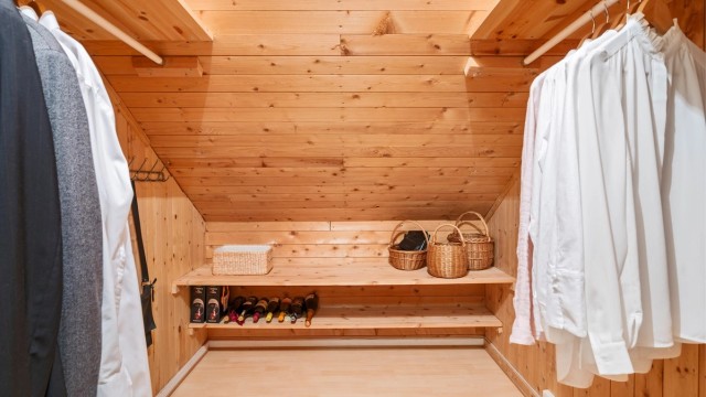 Praktisk bod innredet som walk-in.