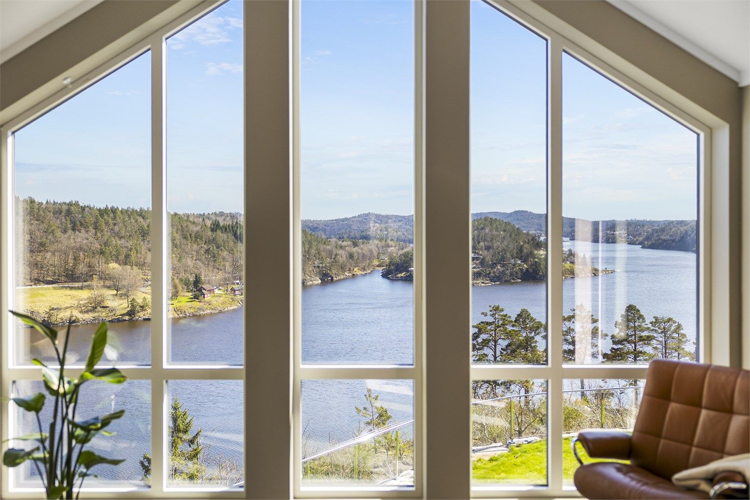 Her kan du følge med på båtlivet i Tvedestrandsfjorden rett fra stuevinduet.