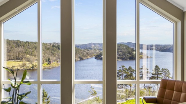 Her kan du følge med på båtlivet i Tvedestrandsfjorden rett fra stuevinduet.