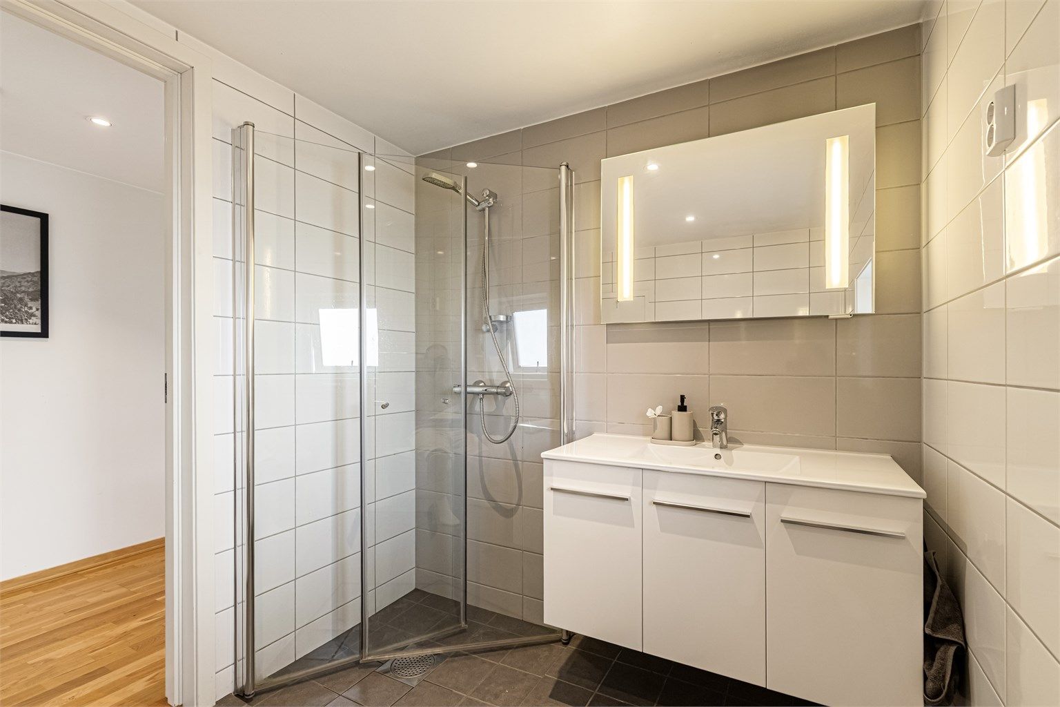 Badet er utstyrt med downlights i himlingen og elektriske varmekabler.