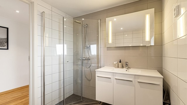 Badet er utstyrt med downlights i himlingen og elektriske varmekabler.