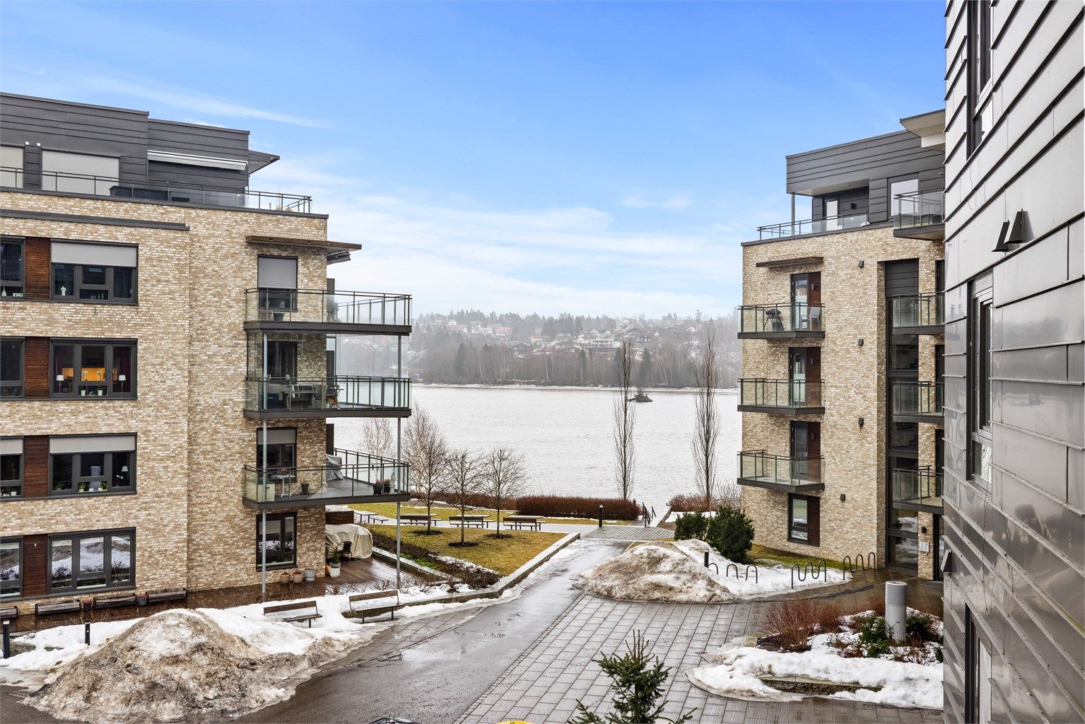 Sameiet har en idyllisk beliggenhet ved Glommas bredder. Fellesarealer er pent opparbeidet med plen, beplantning og sittegrupper.