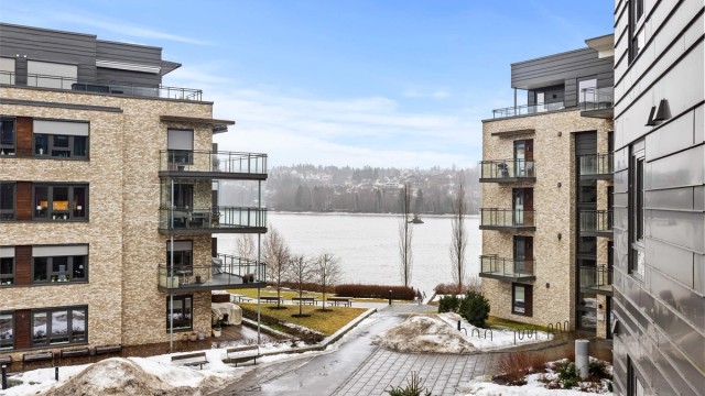 Sameiet har en idyllisk beliggenhet ved Glommas bredder. Fellesarealer er pent opparbeidet med plen, beplantning og sittegrupper.