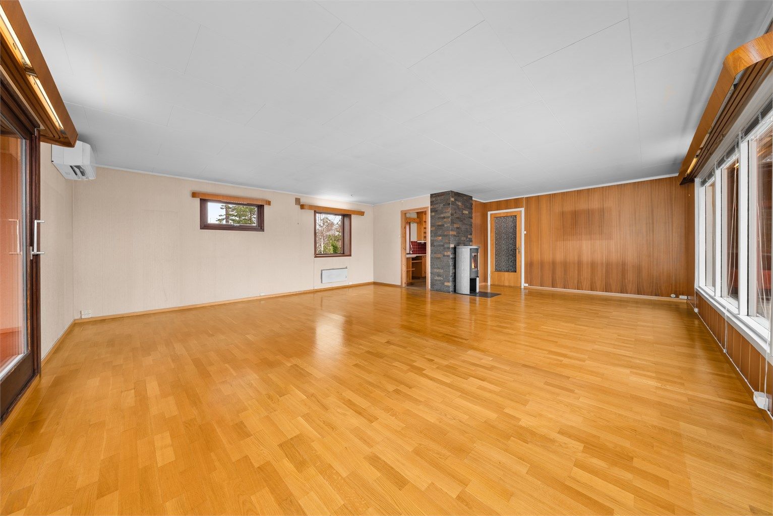 Stuen har parkett på gulvet og god plass for ulike møbleringsløsninger.