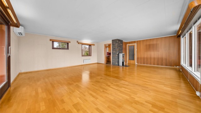 Stuen har parkett på gulvet og god plass for ulike møbleringsløsninger.