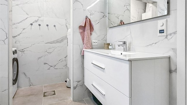 På badet er det egen avdeling til vaskemaskin og varmtvannstank.