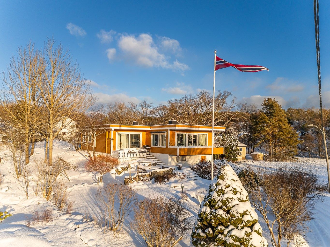 En flott beliggende enebolig, oppført i 1964 og tilbygget i 1977/1990. 