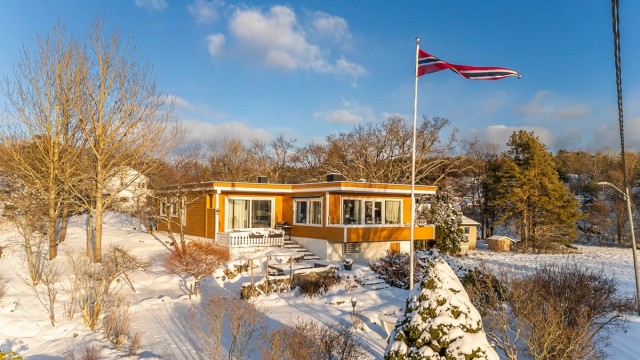 En flott beliggende enebolig, oppført i 1964 og tilbygget i 1977/1990.