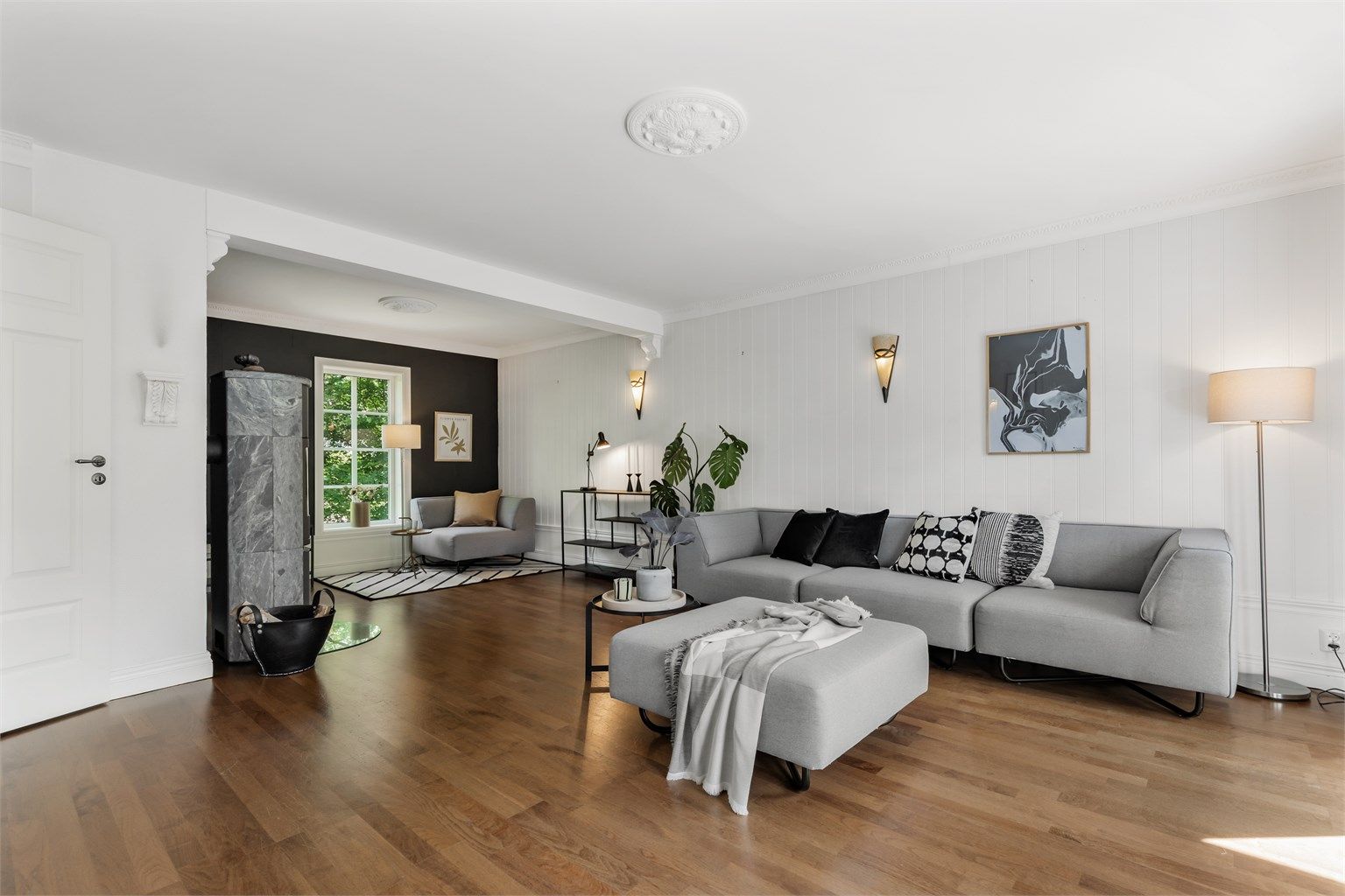 Romslig stue med flere møbleringsmuligheter. Her er det god plass til flere sittegrupper og TV-område.