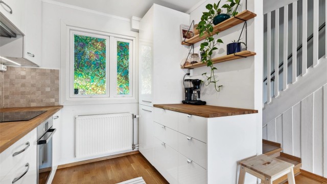 Godt med skap- og benkeplass gir praktiske arbeidsforhold på kjøkkenet.
