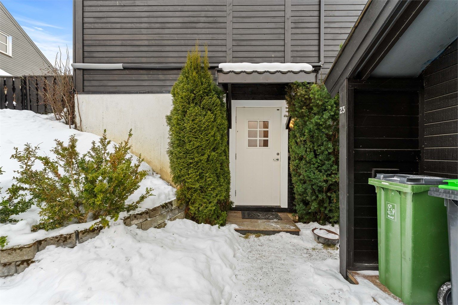 Enkel adkomst til boligen via intern sti. 