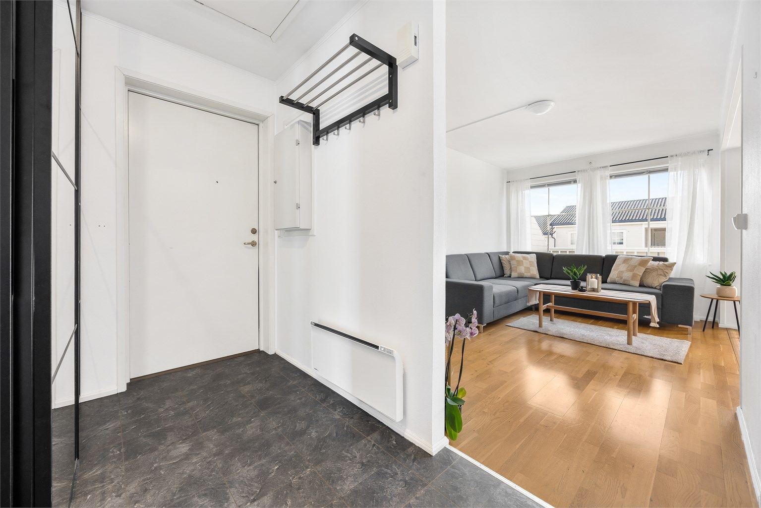 Lys og trivelig entré med plass til både sko og yttertøy