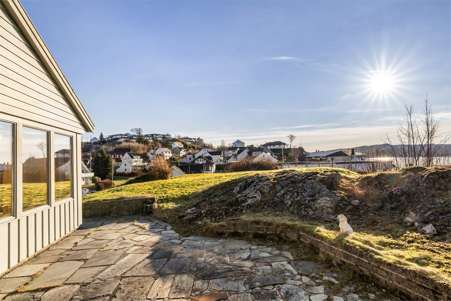 Frittliggende enebolig med stor tomt. Vestvendt solrik beliggenhet med svært fin sjøutsikt. Fotograf Silje Holte / @frksuper