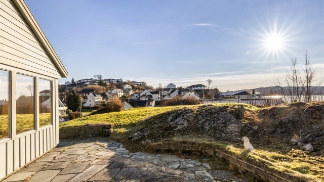 Frittliggende enebolig med stor tomt. Vestvendt solrik beliggenhet med svært fin sjøutsikt. Fotograf Silje Holte / @frksuper