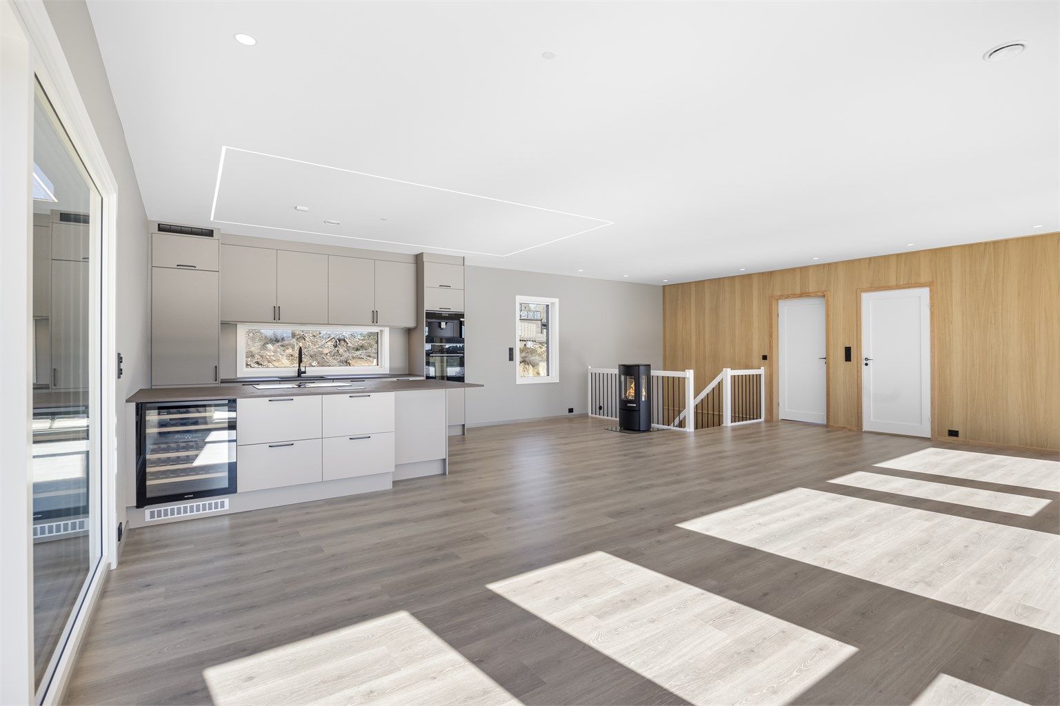 Dansk kvalitetskjøkken (Aubo) med toppmoderne farge og integrerte hvitevarer