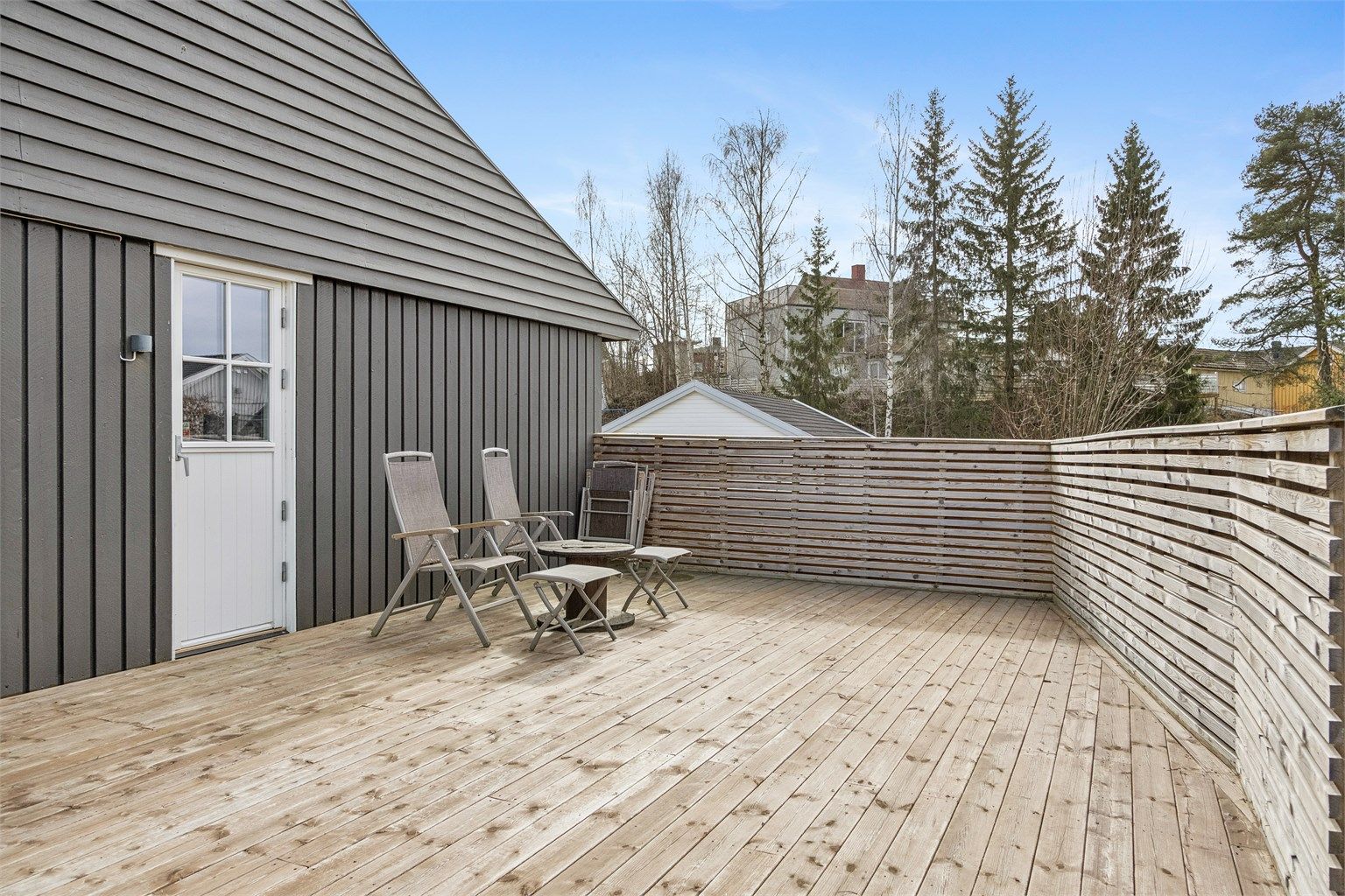 Fra stuen er det adkomst ut til den vest-vendte terrassen med gode solforhold og godt med plass til utemøbler.