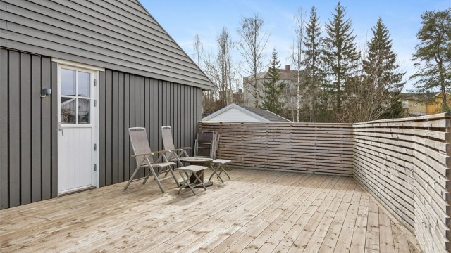 Fra stuen er det adkomst ut til den vest-vendte terrassen med gode solforhold og godt med plass til utemøbler.