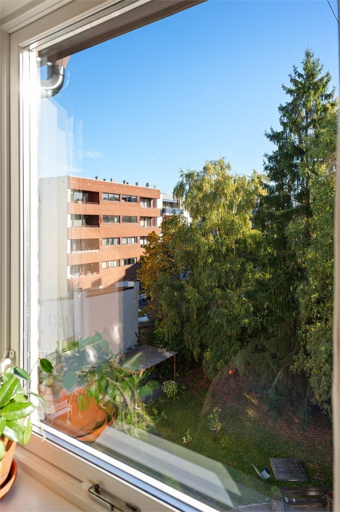 Utsikt fra soverommet mot bakgården.