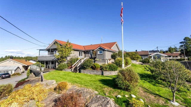 Velkommen til Moneheia 84 – en stor enebolig med utleiedel, flott utsikt og solrik tomt på Hamresanden