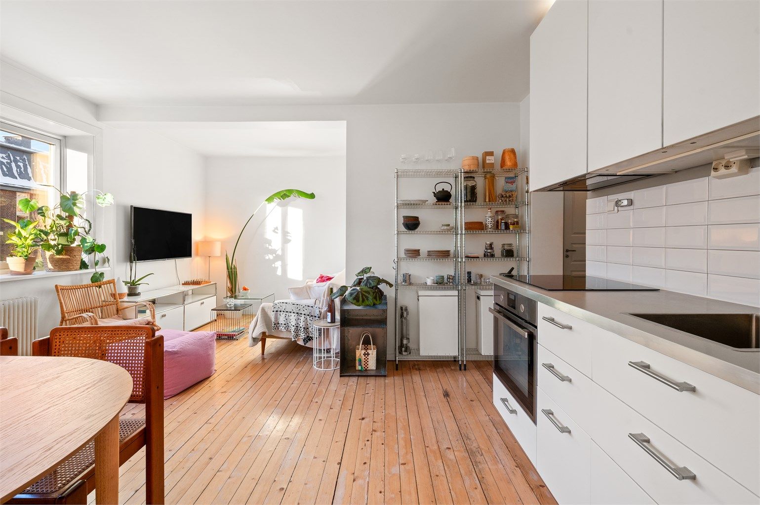 Stor og lys sosial sone med mye sjarm og originale tregulv.