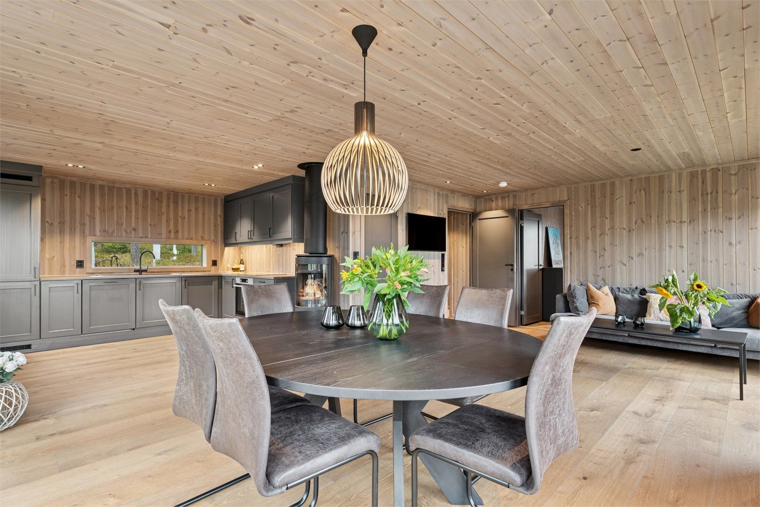 Det er god plass til flere møbleringssoner i 1. etasje. Legg merke til vinduet over kjøkkenbenken som gir gjennomgående lys.  Foto v/EFKT