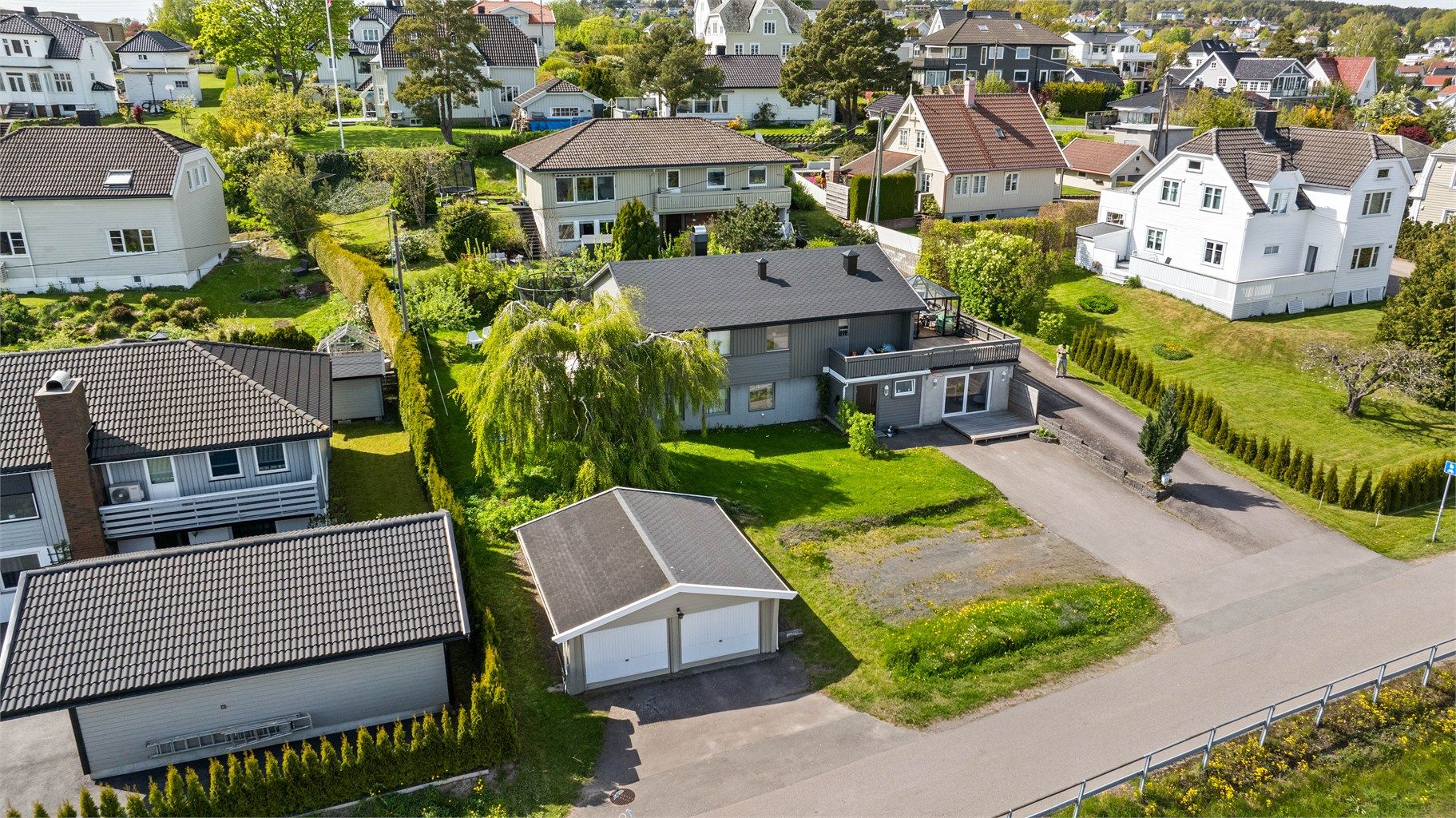Eiendommen med dobbeltgarasje som ligger til veien