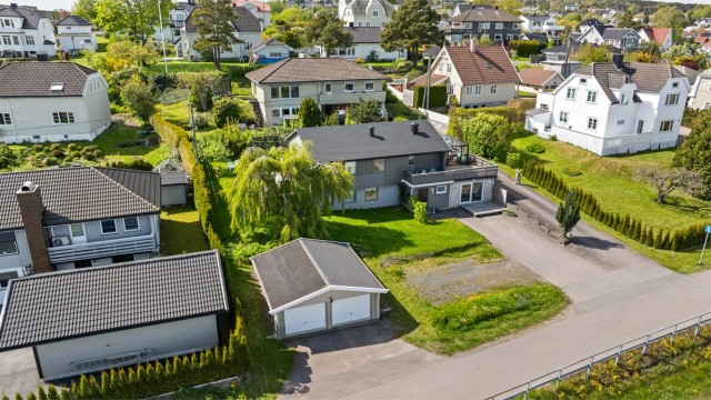 Eiendommen med dobbeltgarasje som ligger til veien
