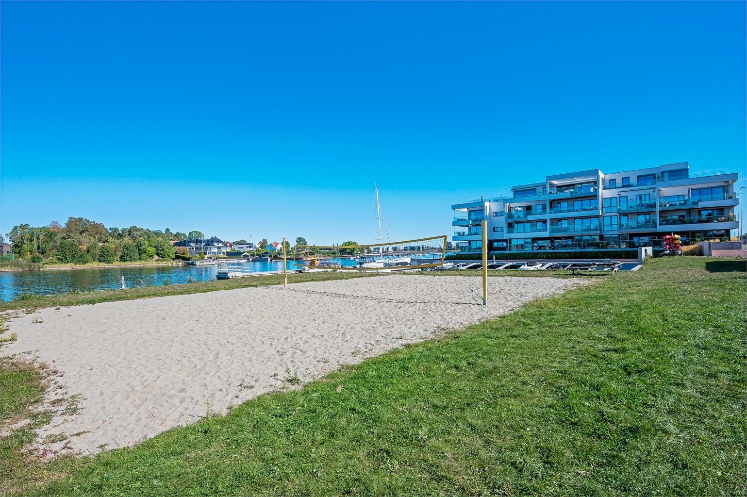 Sandvolleyballbane ved vannkanten til glede for beboerne.