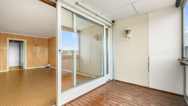 Leiligheten nyter godt av to innglassede balkonger på til sammen 10 kvm med gode solforhold og fin utsikt.